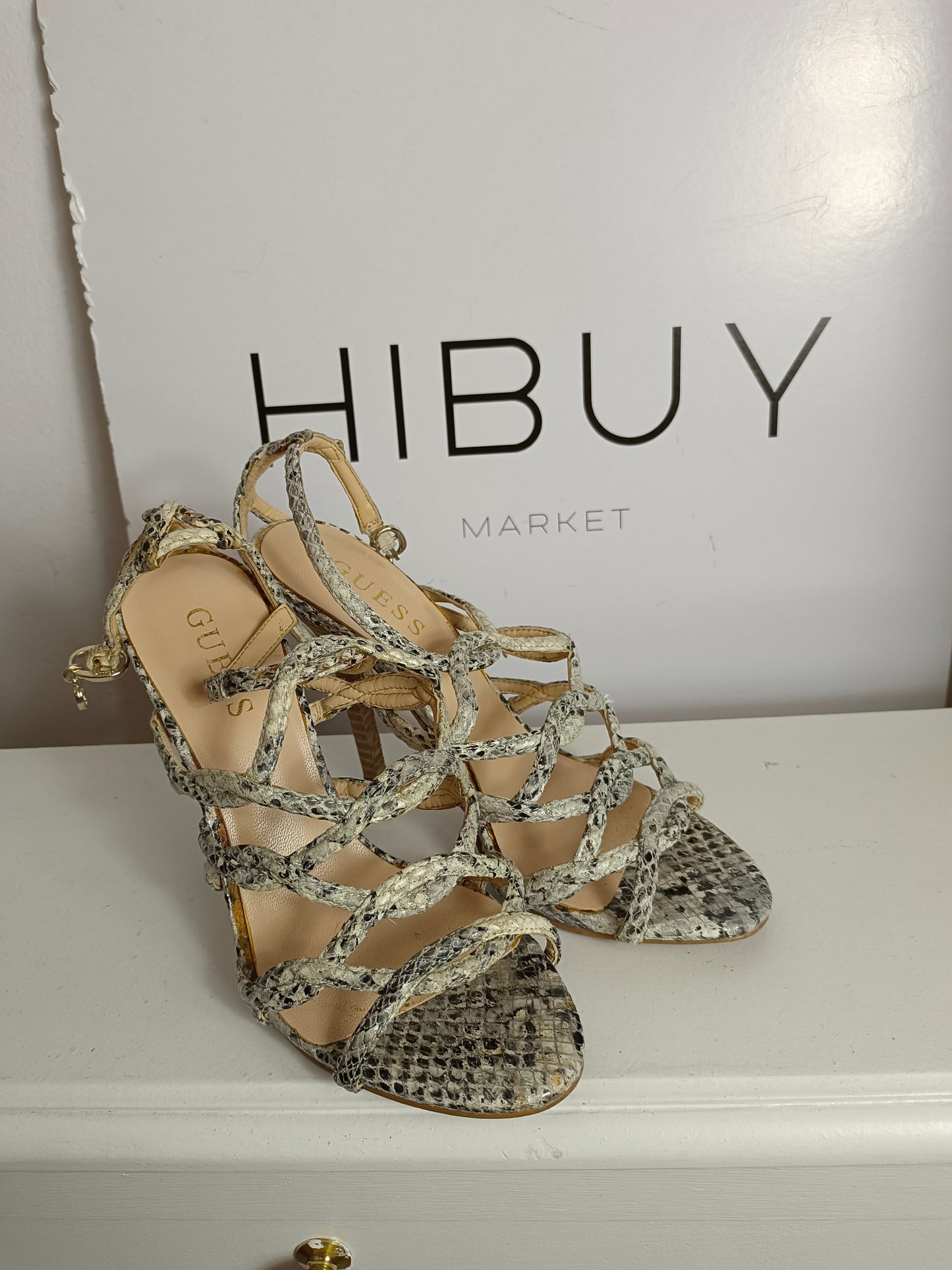 GUESS. Sandalias animal print T.36