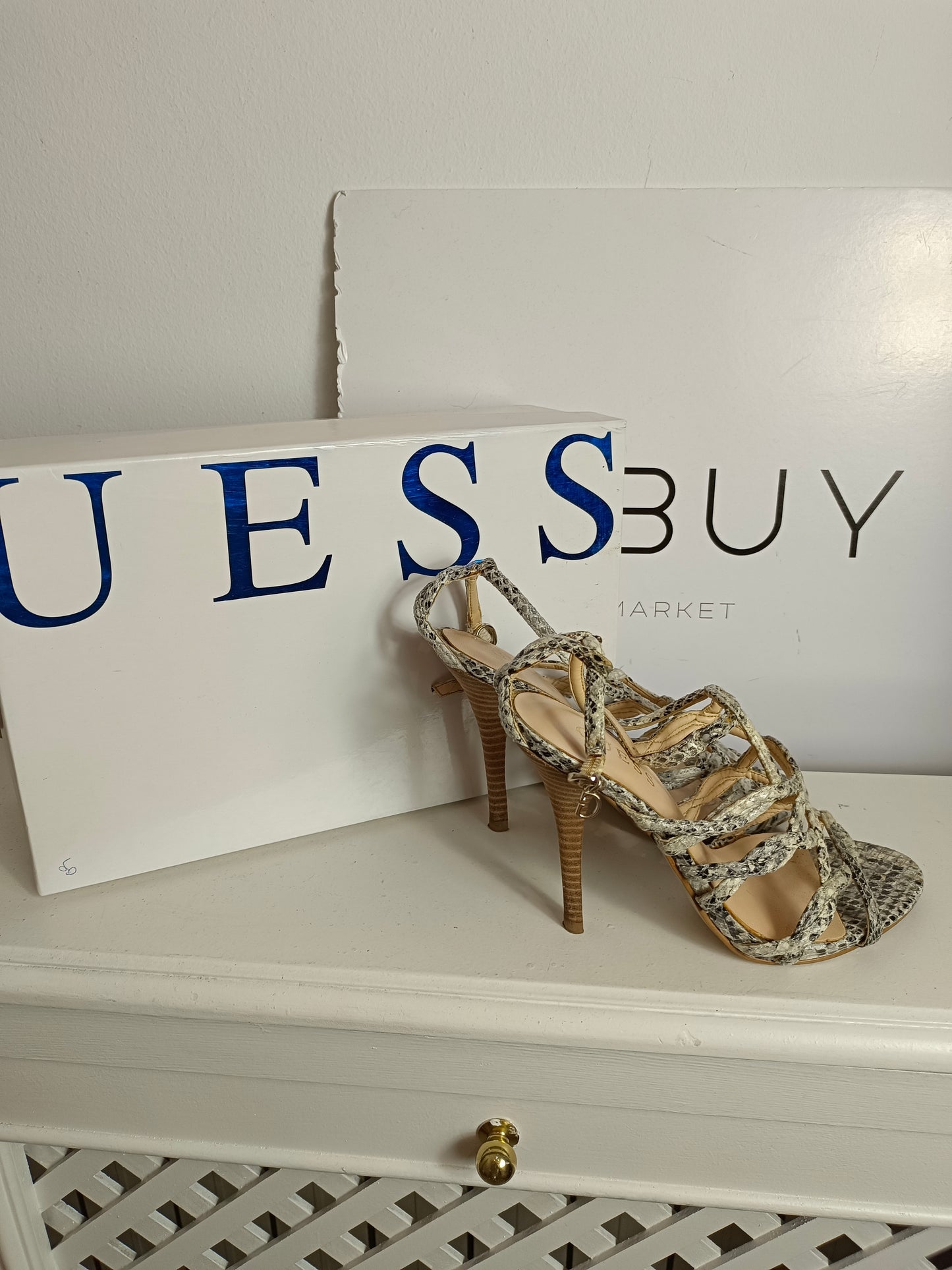 GUESS. Sandalias animal print T.36