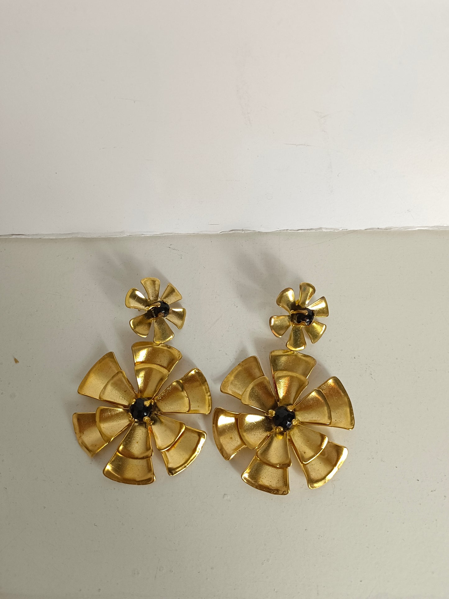 OTRAS. Pendientes dorados flor