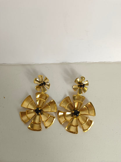 OTRAS. Pendientes dorados flor