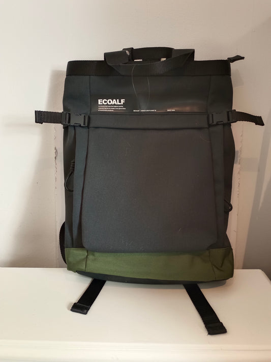 ECOALF. Mochila bicolor verde y negra