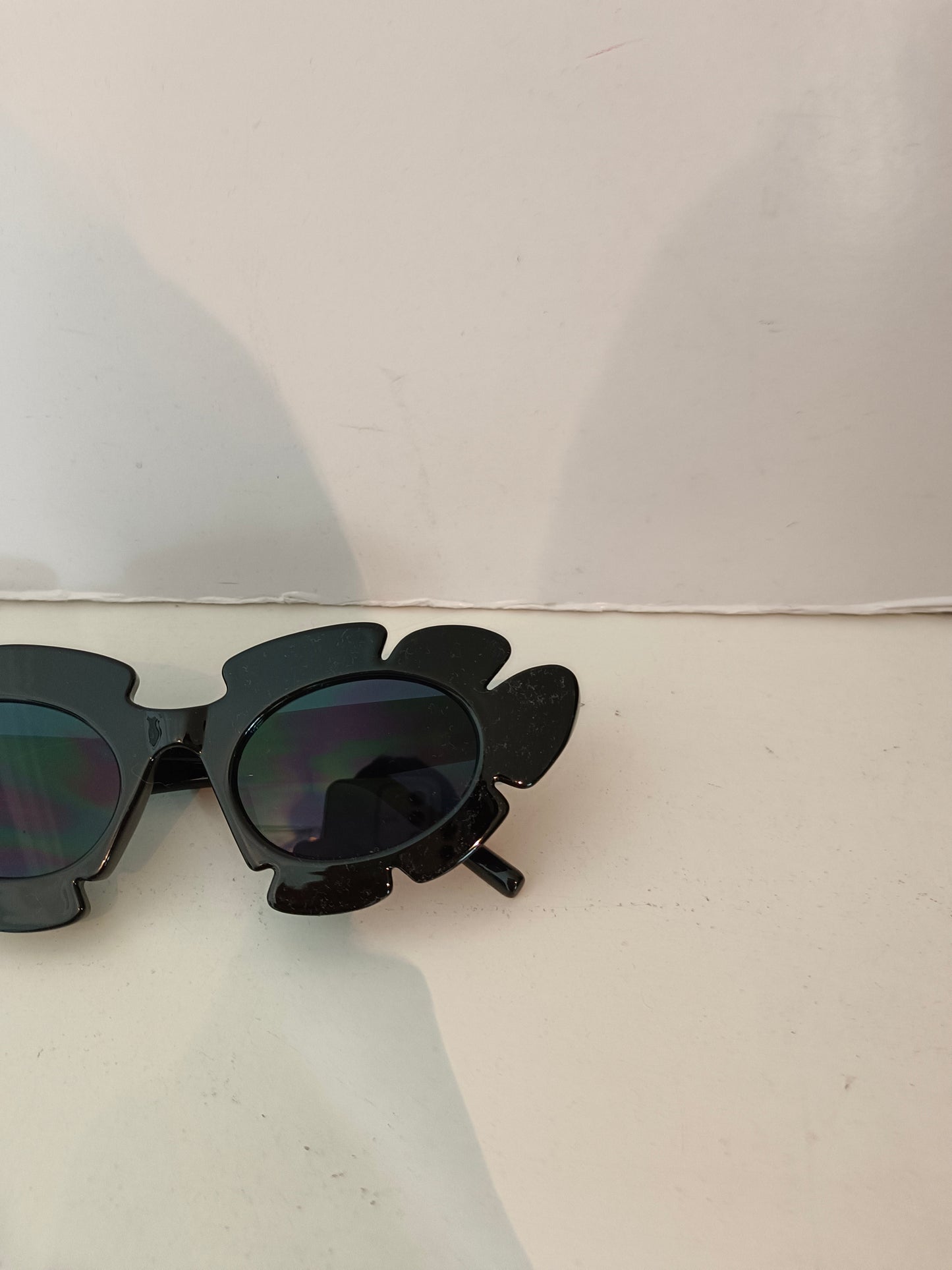 OTRAS. Gafas negras flor