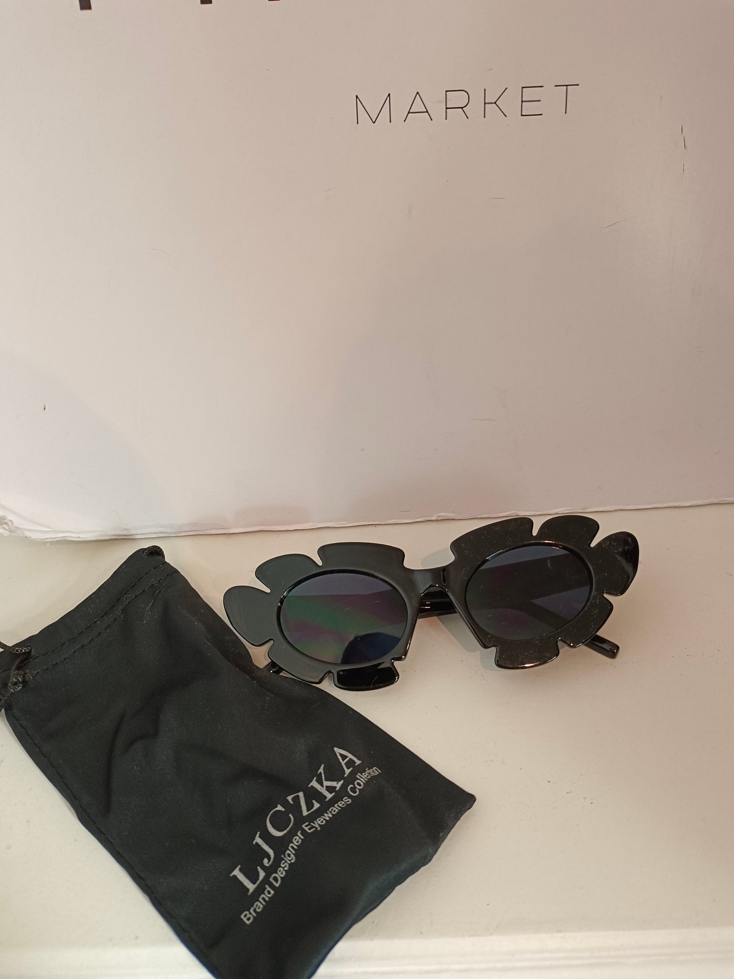 OTRAS. Gafas negras flor