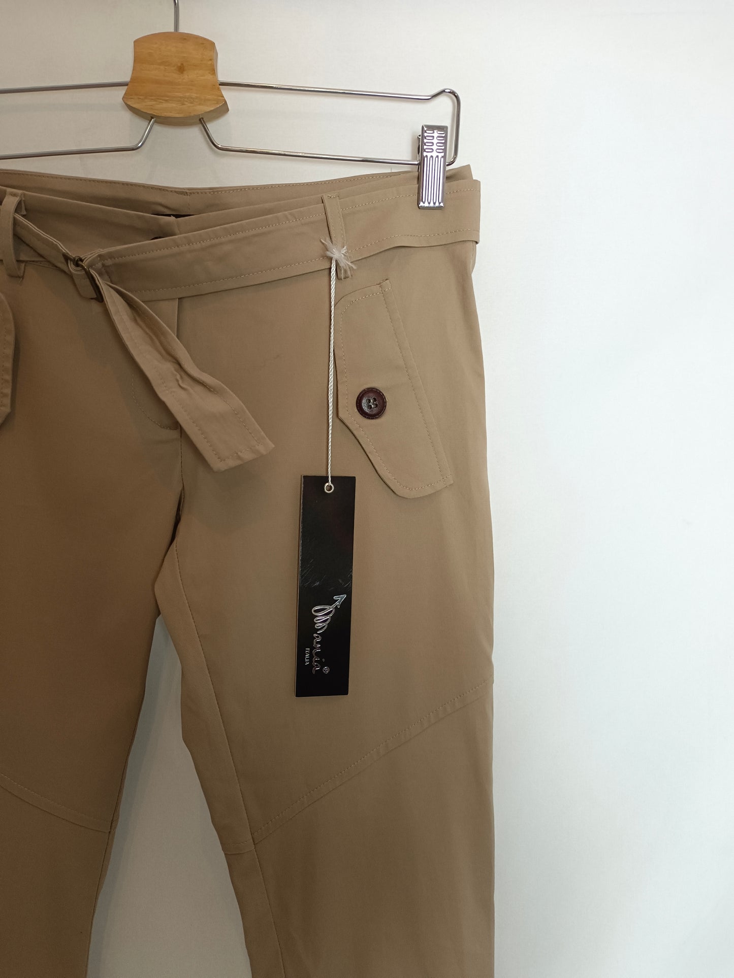 MANIA. Pantalón beige cinturón T.42