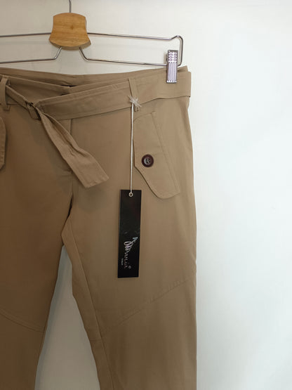 MANIA. Pantalón beige cinturón T.42