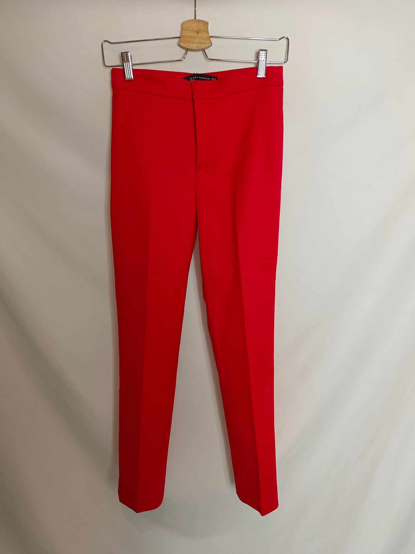 ZARA. Pantalón rojo de vestir T.xs
