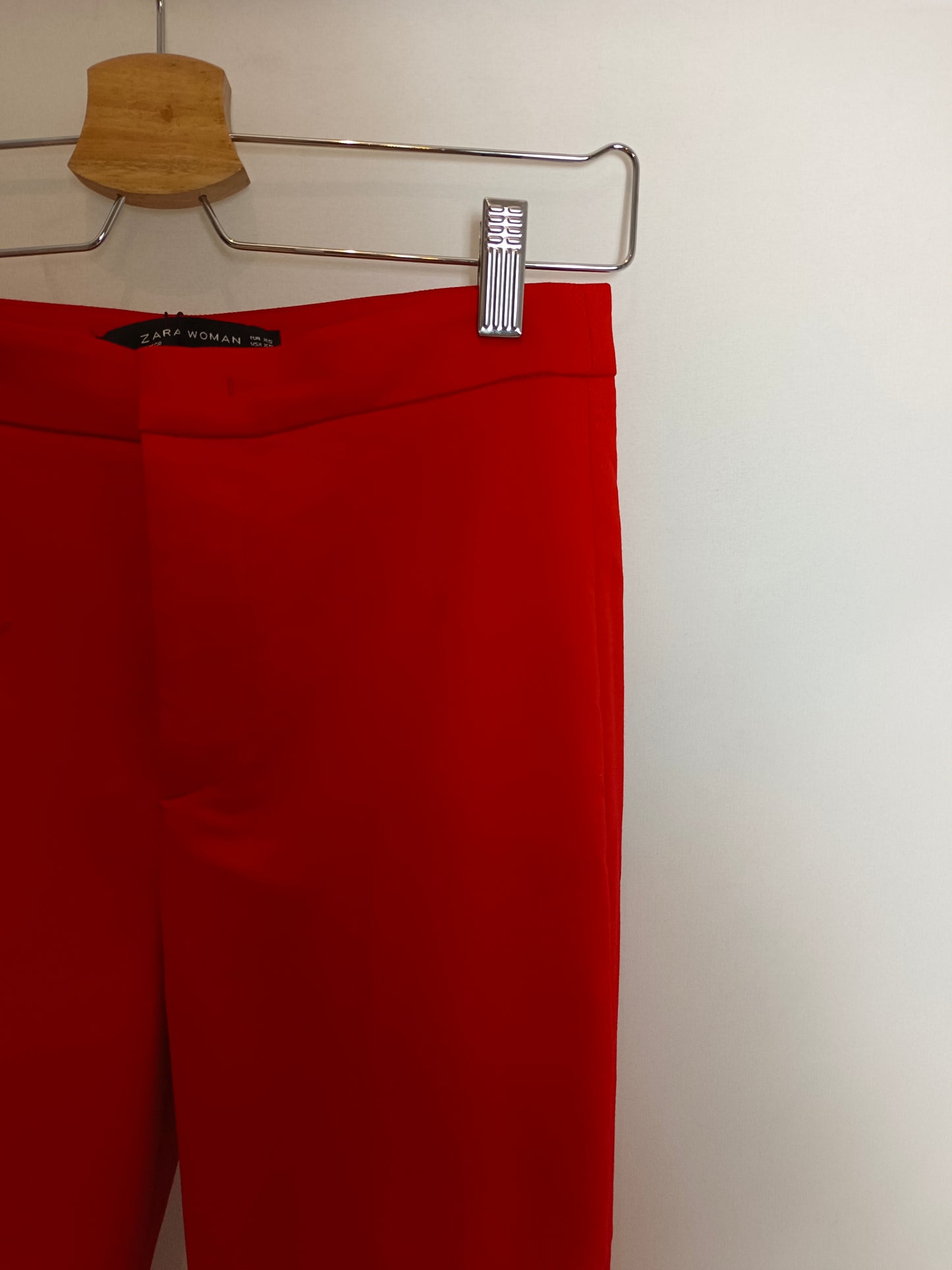 ZARA. Pantalón rojo de vestir T.xs