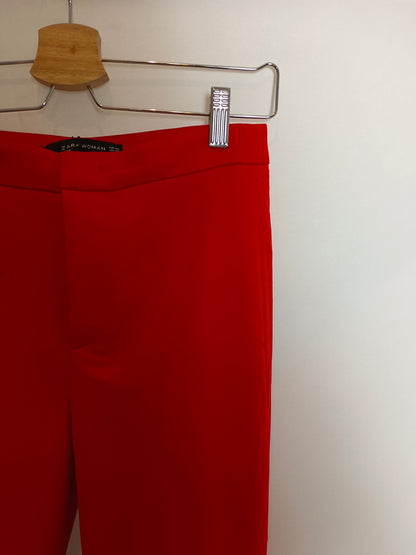 ZARA. Pantalón rojo de vestir T.xs