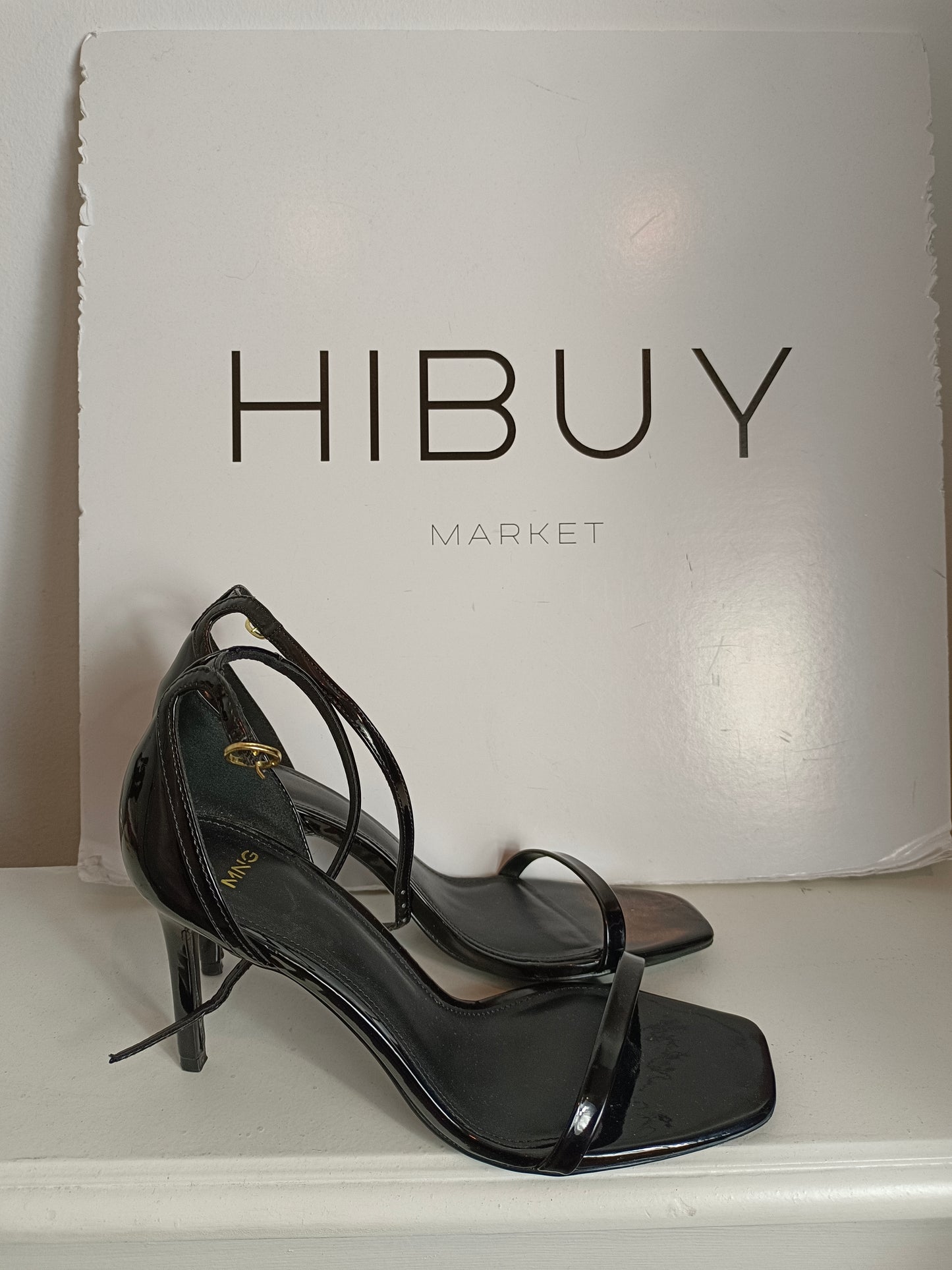 MANGO. Sandalia charol negro  T.38