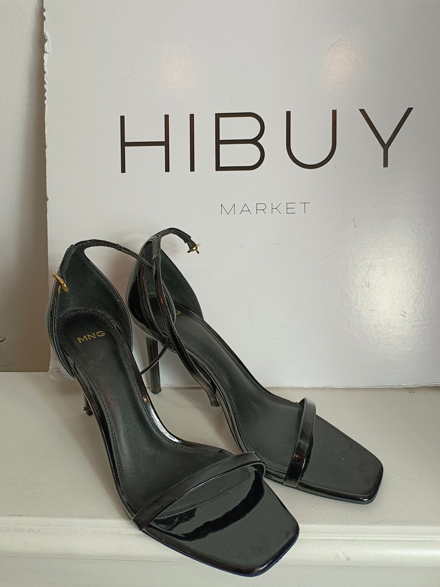 MANGO. Sandalia charol negro  T.38