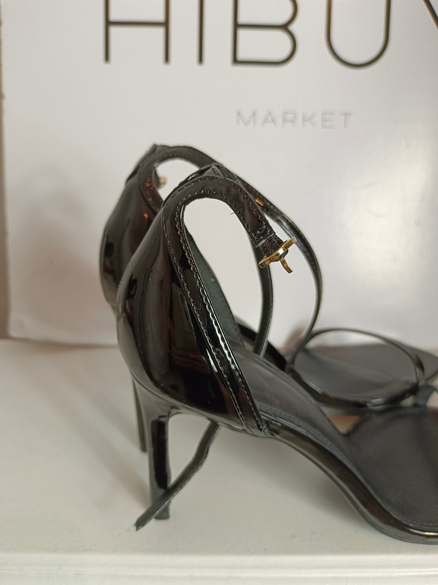 MANGO. Sandalia charol negro  T.38