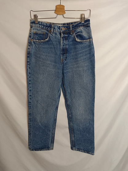 ZARA. Pantalón denim desgastado T.38