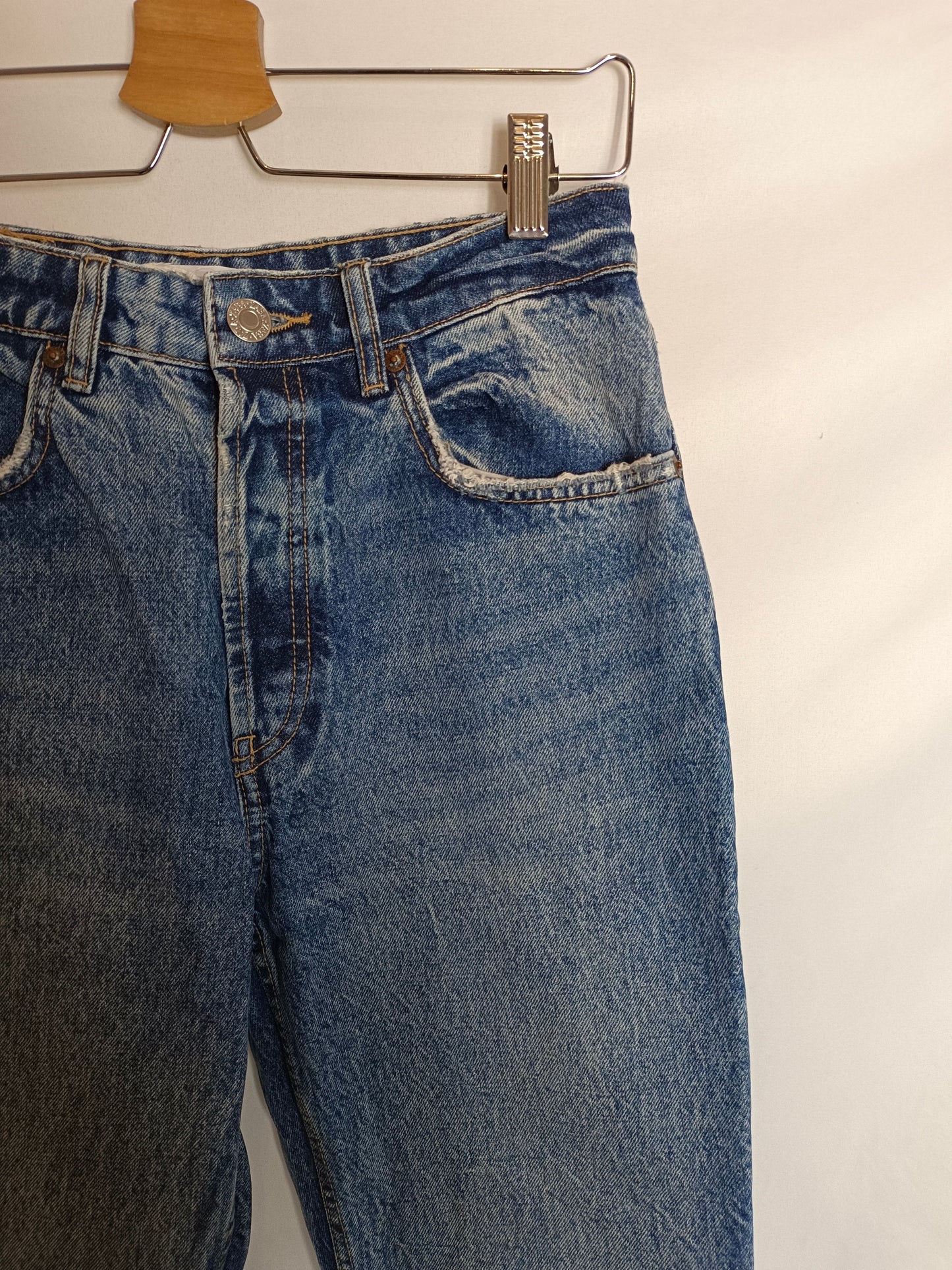 ZARA. Pantalón denim desgastado T.38