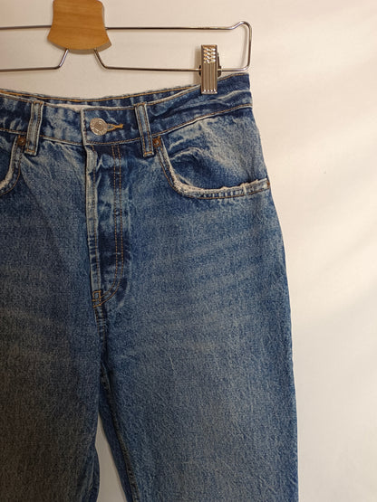 ZARA. Pantalón denim desgastado T.38