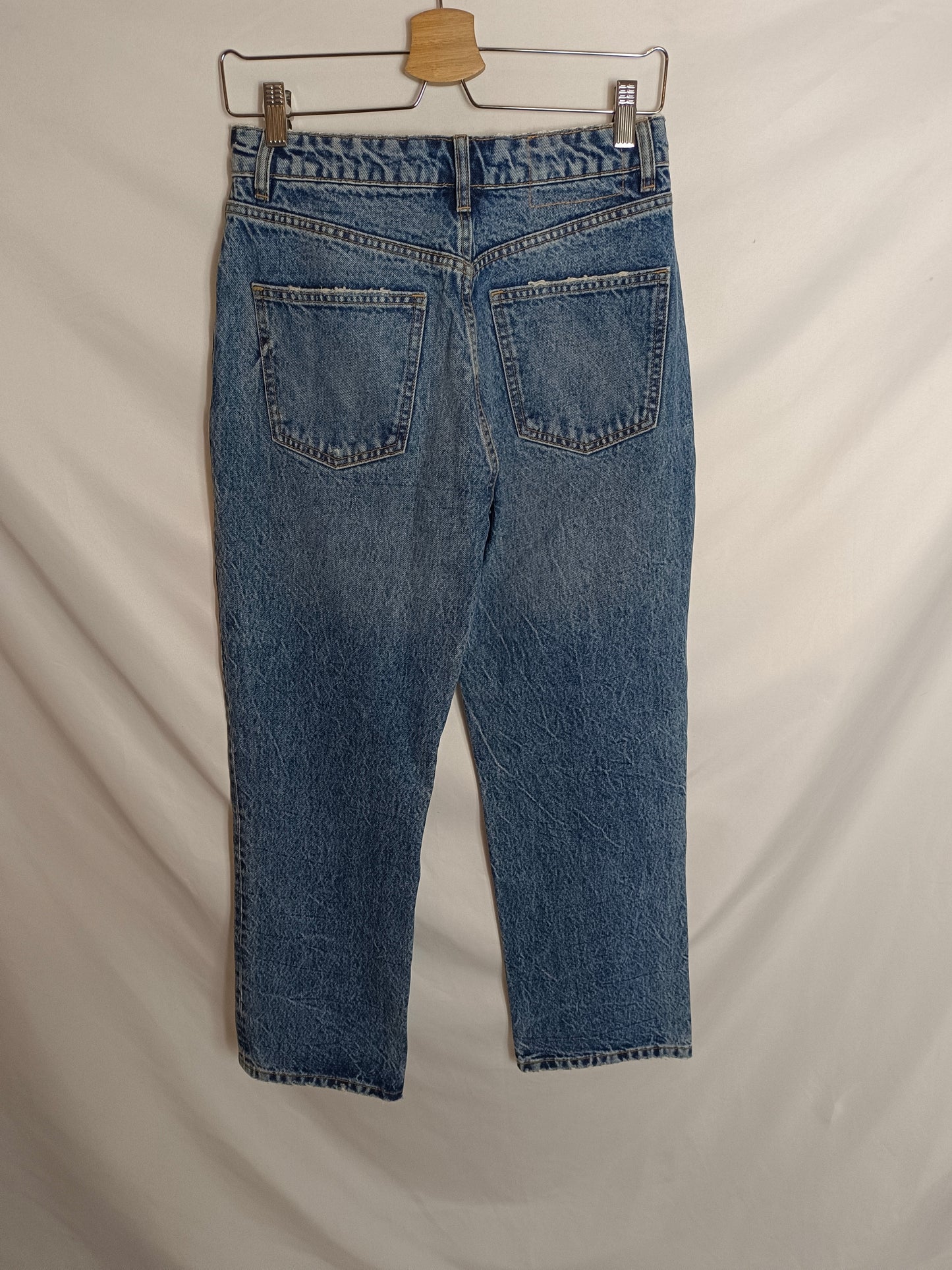 ZARA. Pantalón denim desgastado T.38