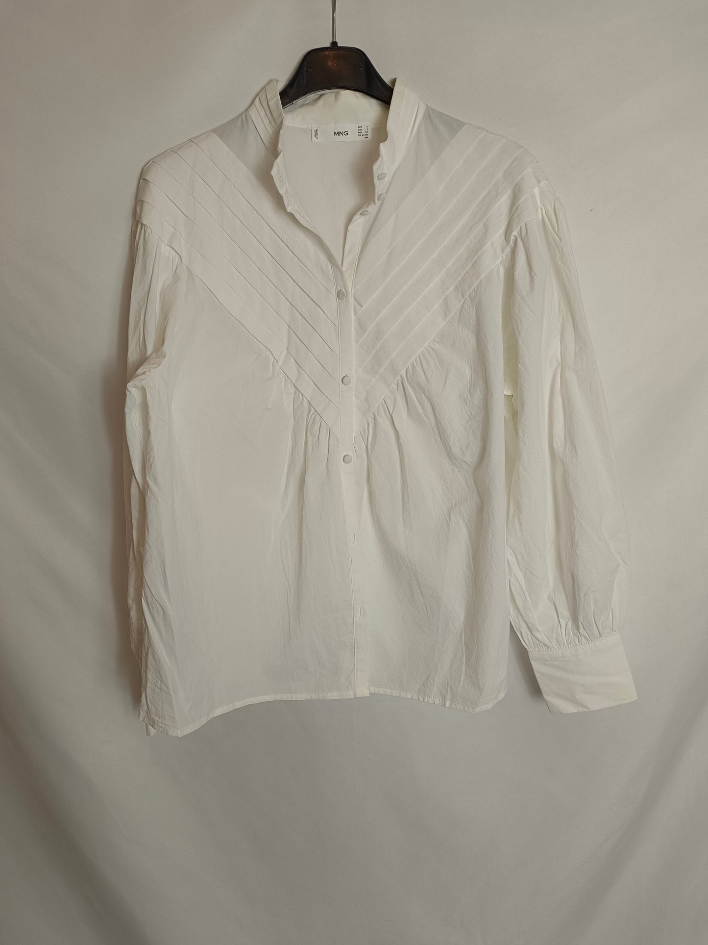 MANGO. Blusa blanca crudo plisado T.s