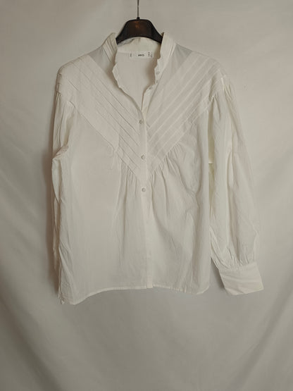 MANGO. Blusa blanca crudo plisado T.s