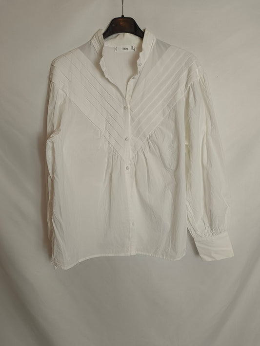 MANGO. Blusa blanca crudo plisado T.s