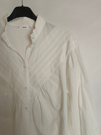 MANGO. Blusa blanca crudo plisado T.s