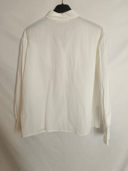 MANGO. Blusa blanca crudo plisado T.s