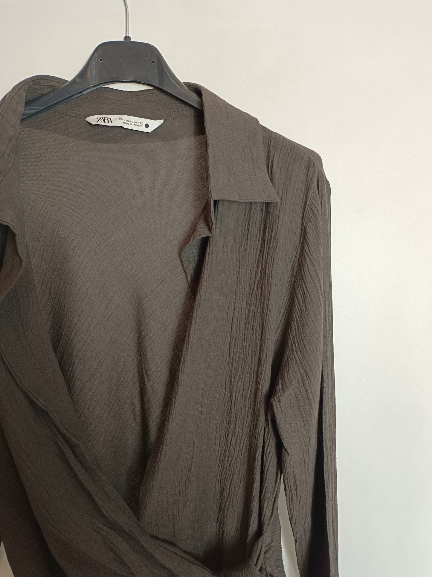 ZARA. Blusa marrón cruzada T.l