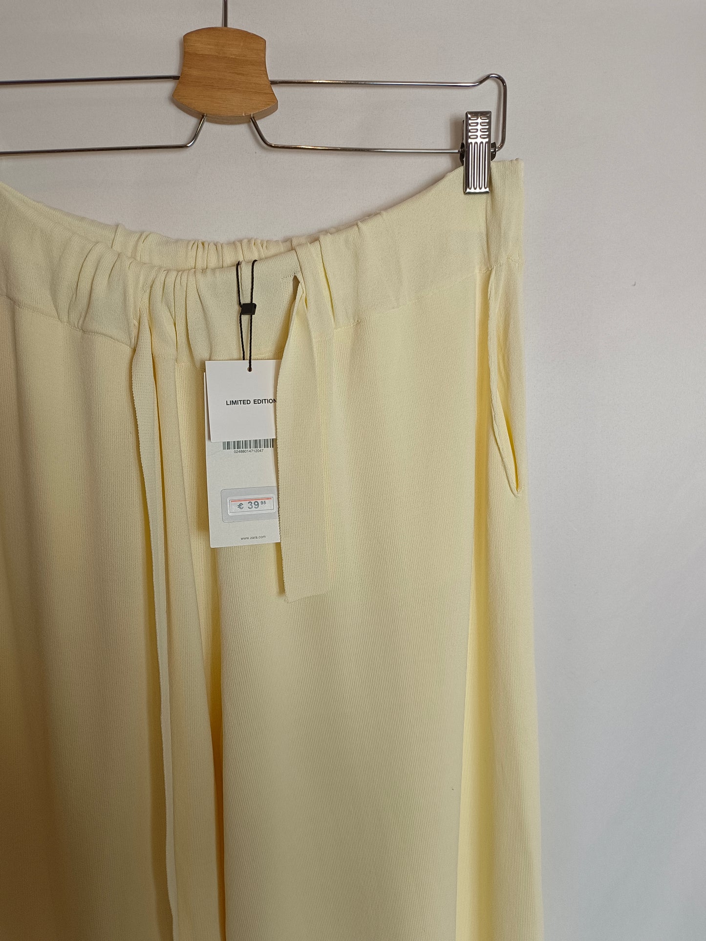 ZARA. Pantalón punto crema T.m
