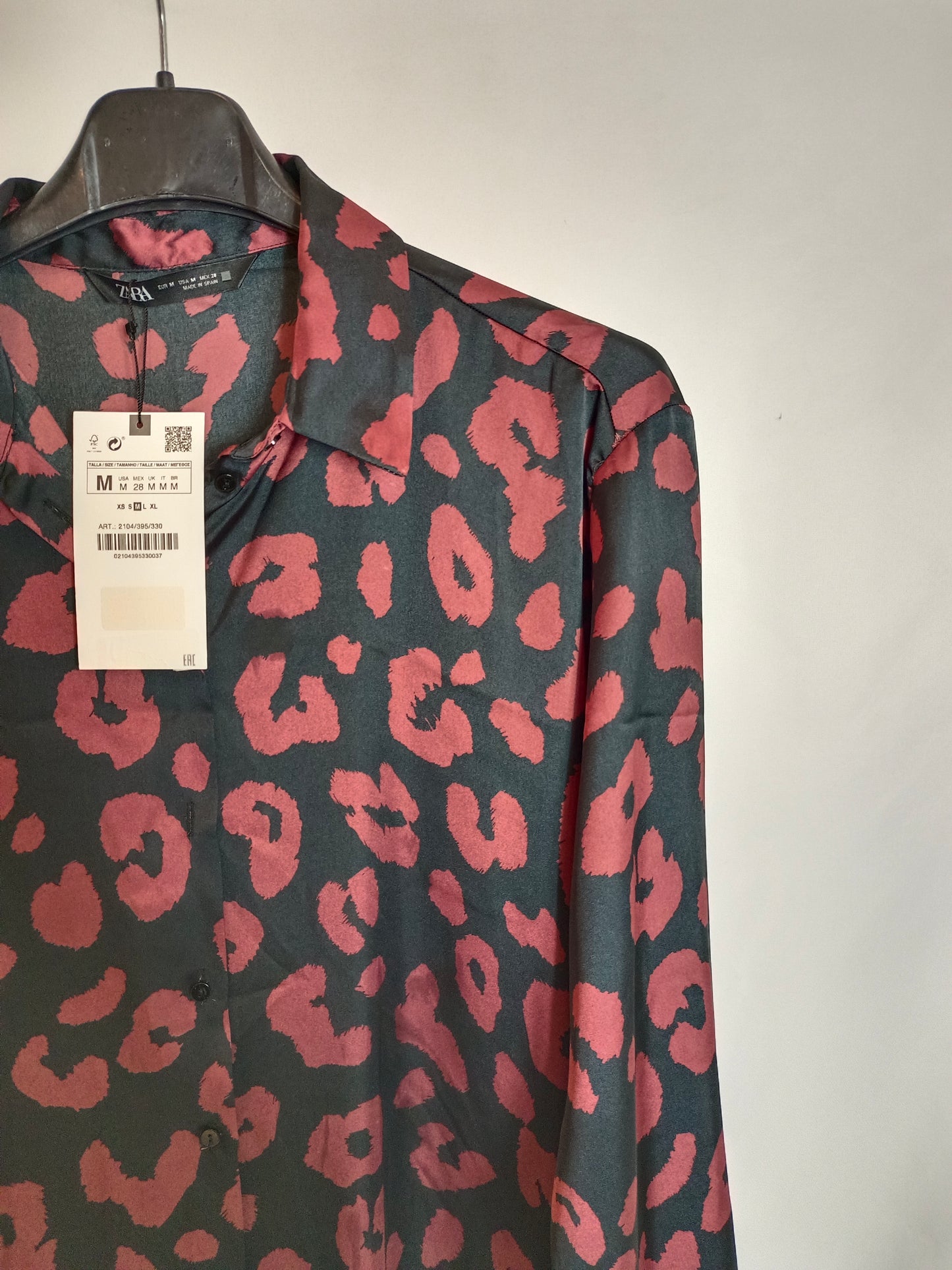 ZARA. Blusa negra print Burdeos T.m