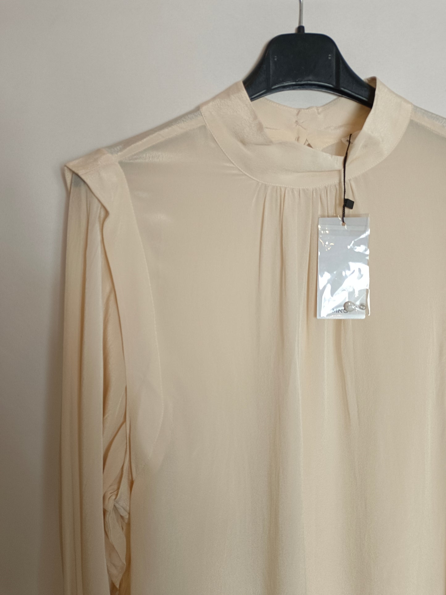 MANGO. Flowy beige blouse Tm