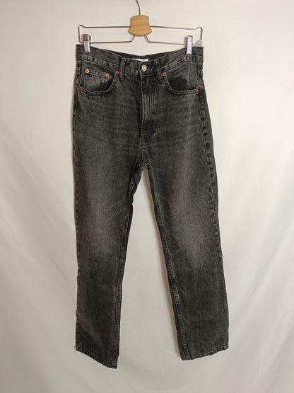 ZARA. pantalón denim efecto desgastado T.38