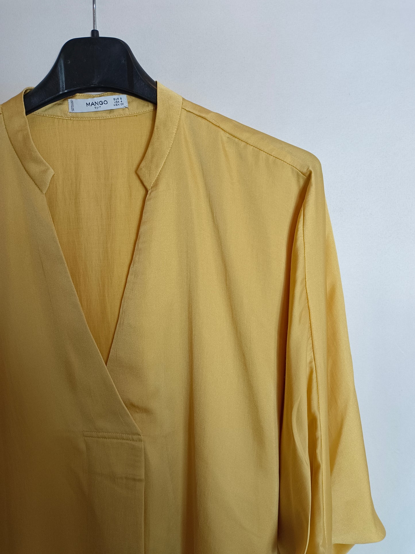 MANGO. Blusa mostaza fluida T.s