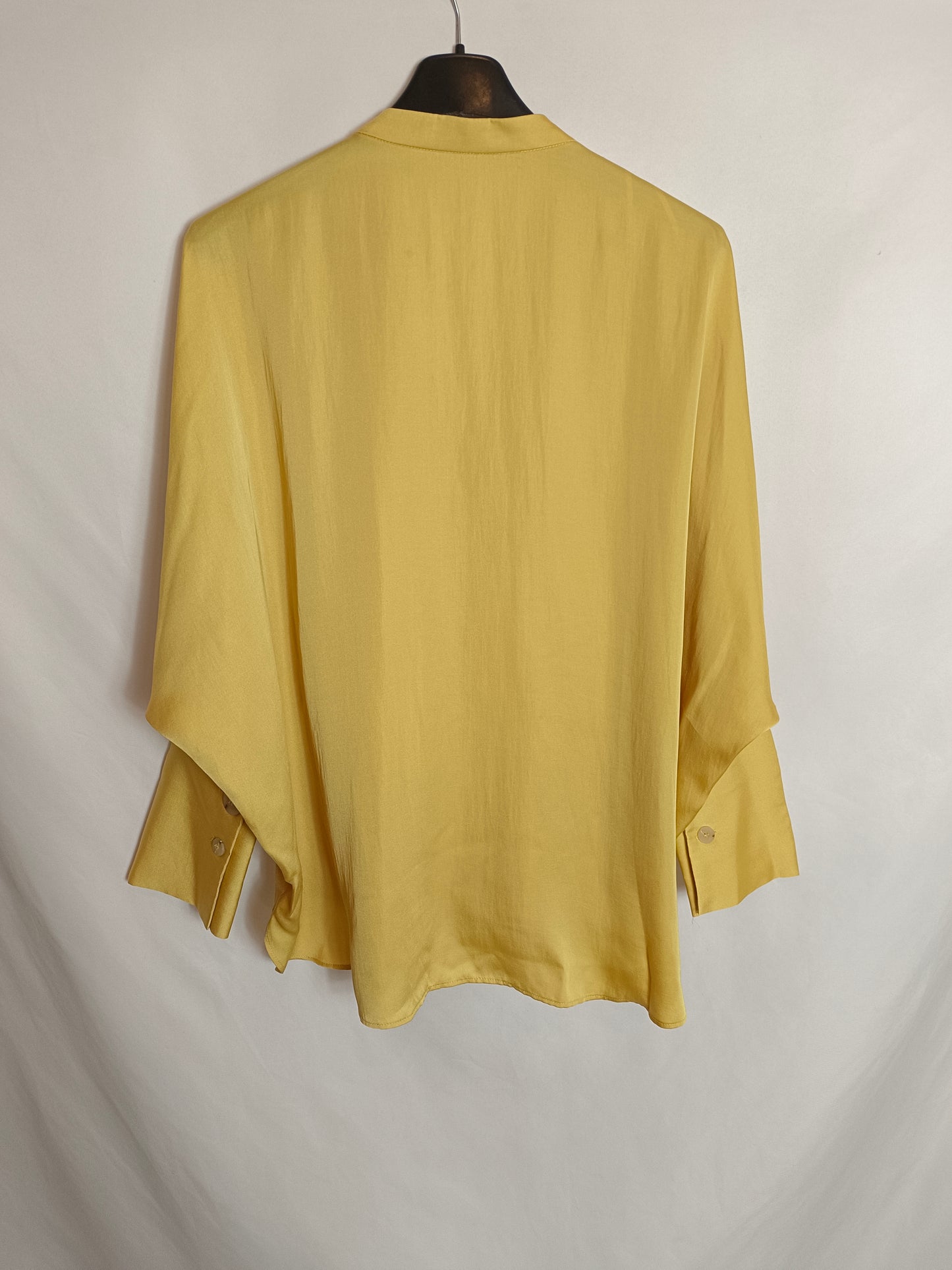 MANGO. Blusa mostaza fluida T.s