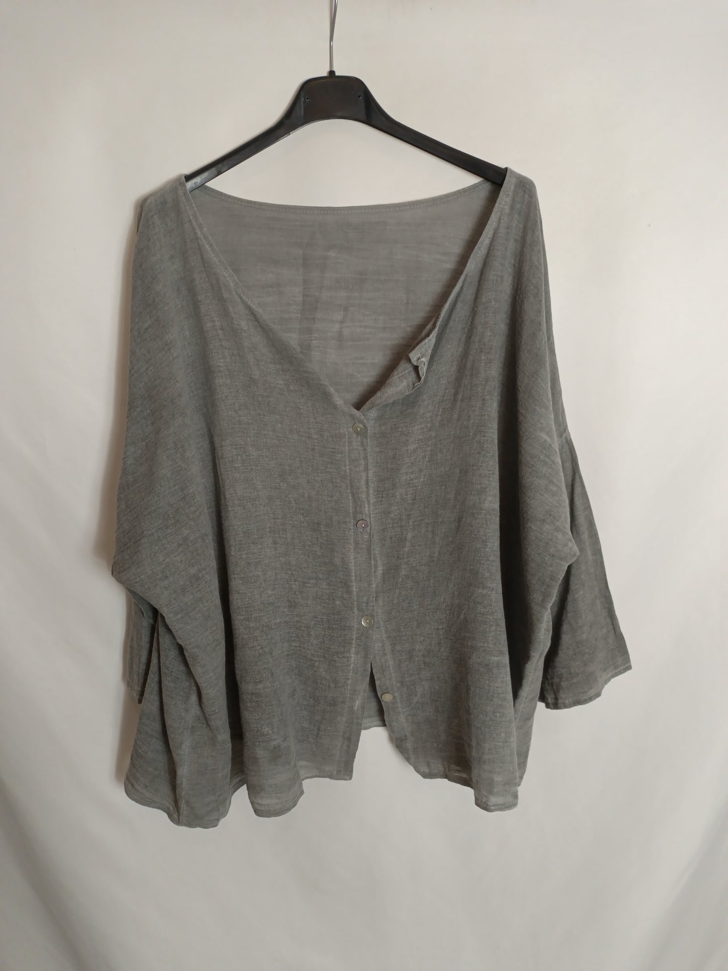 OTRAS. Blusa gris abotonada Tu(s/m)