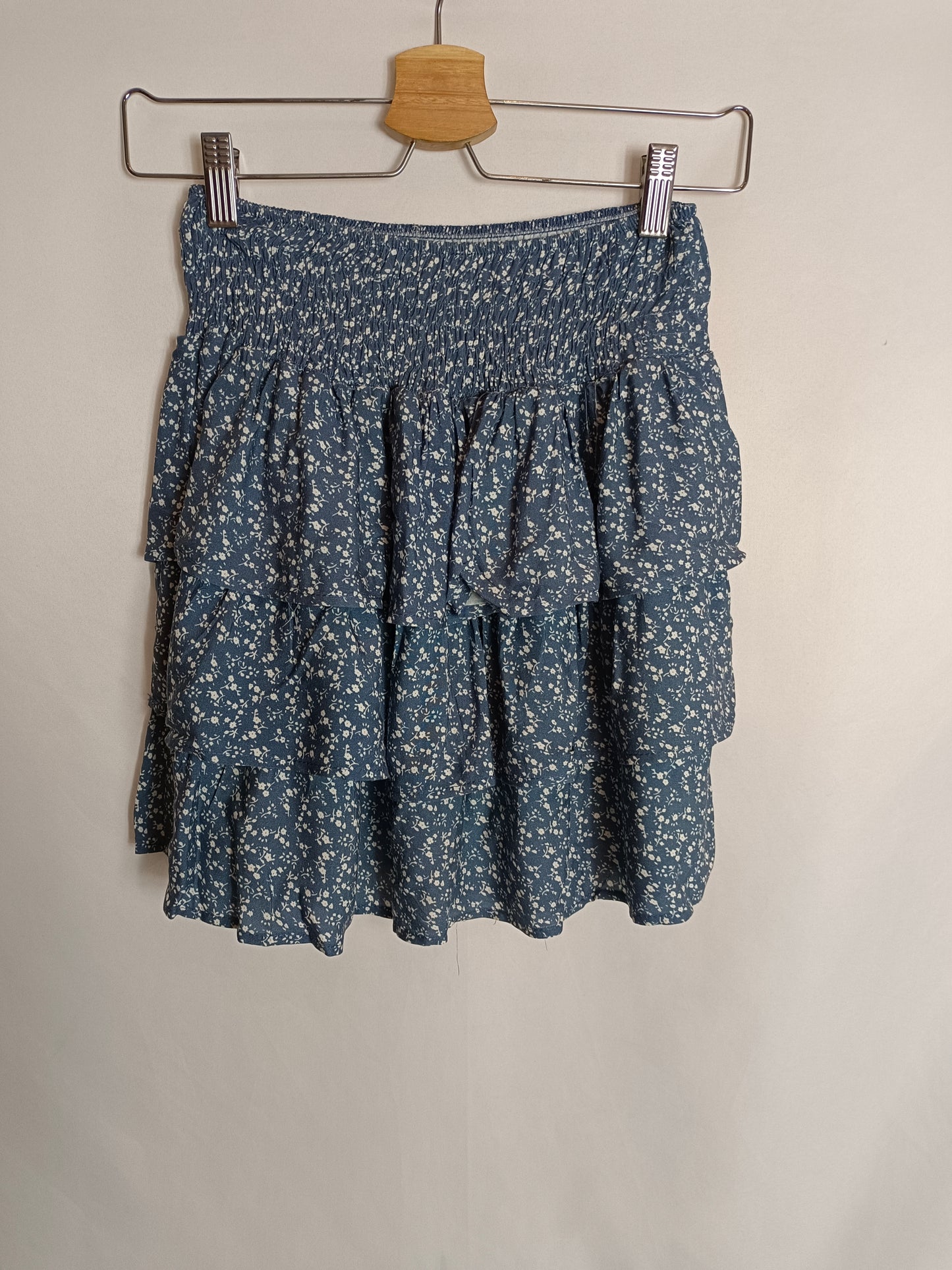 SUBDUED. Floral and ruffle skirt size 34
