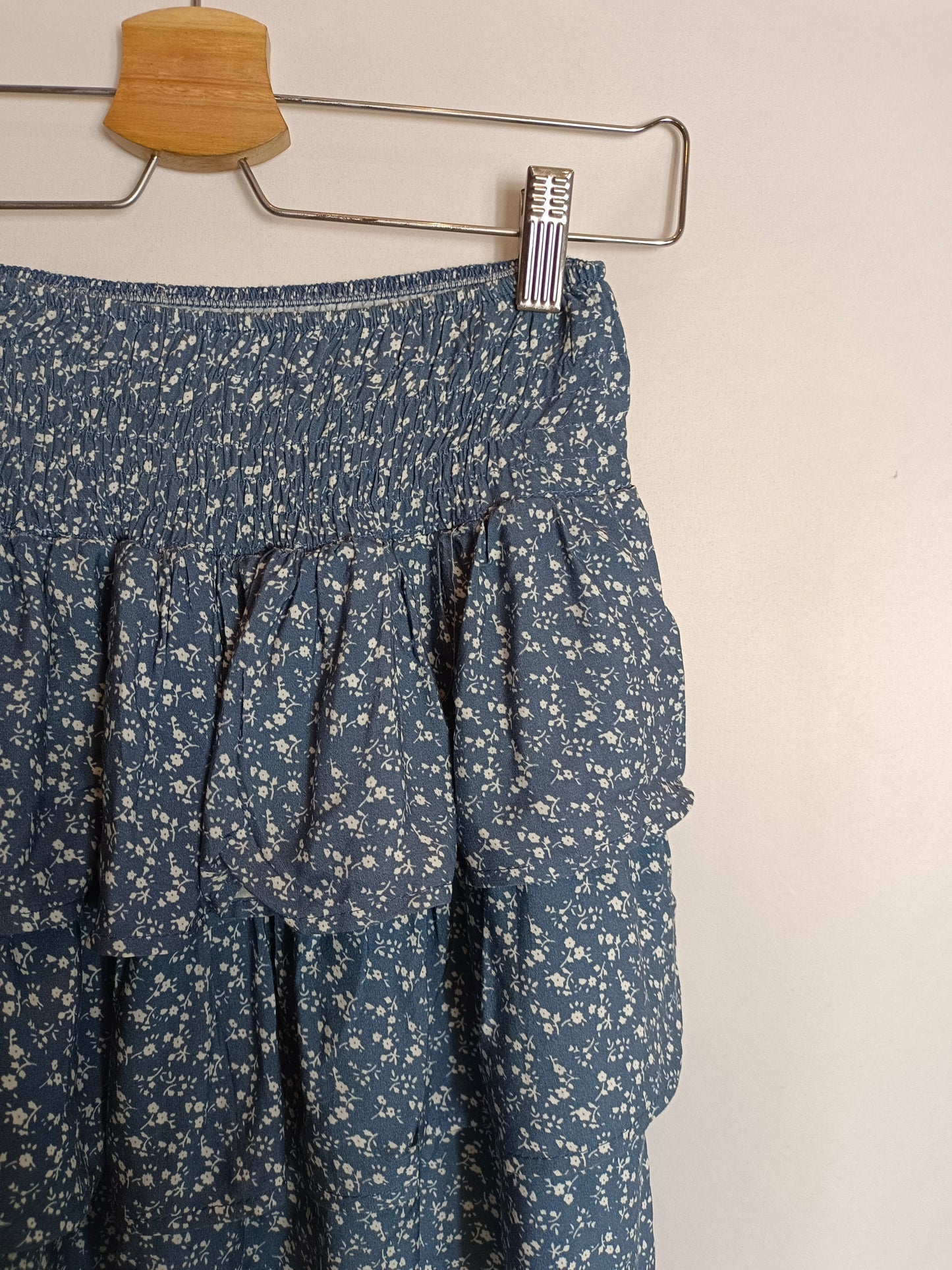 SUBDUED. Floral and ruffle skirt size 34