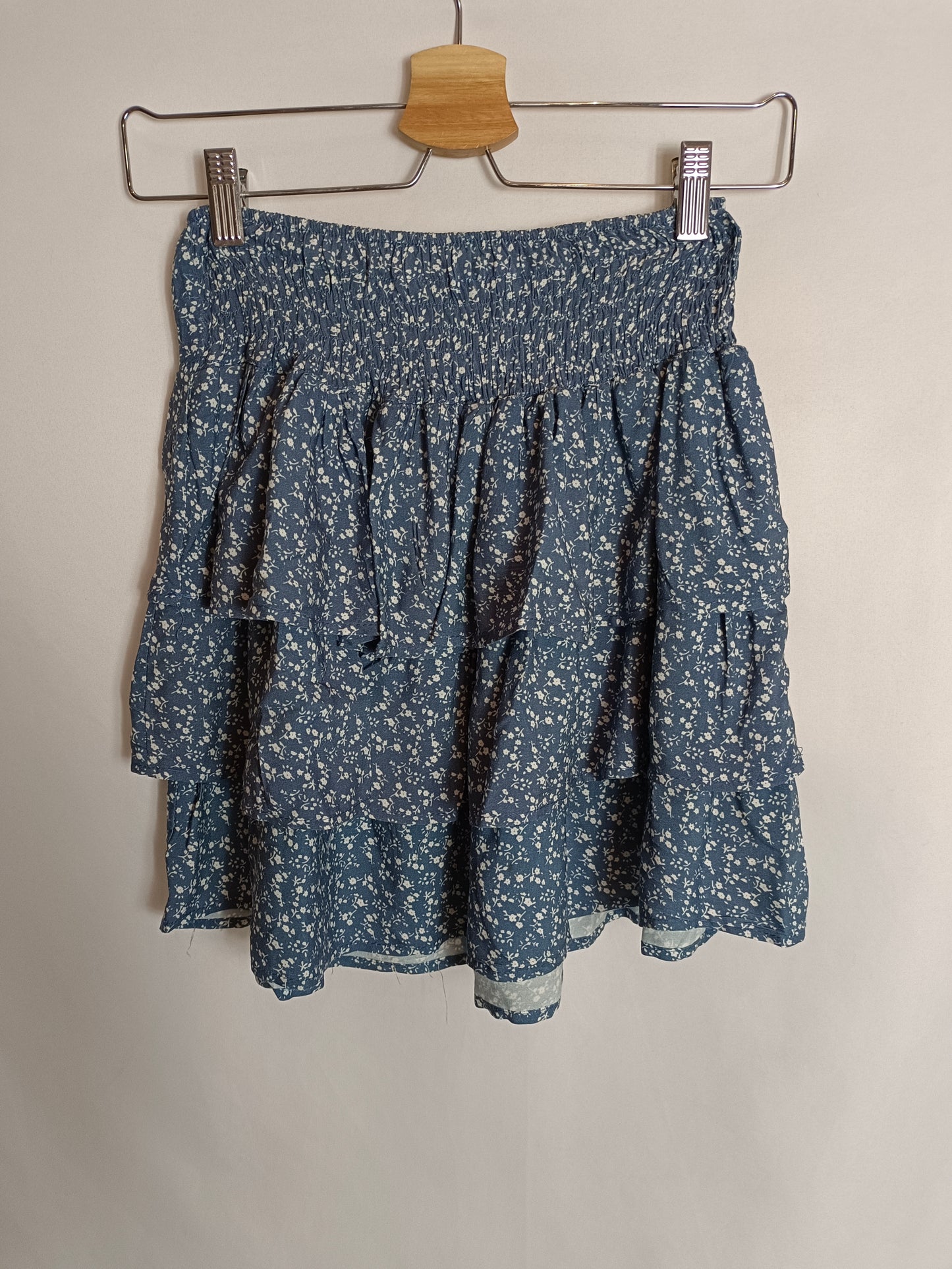 SUBDUED. Floral and ruffle skirt size 34