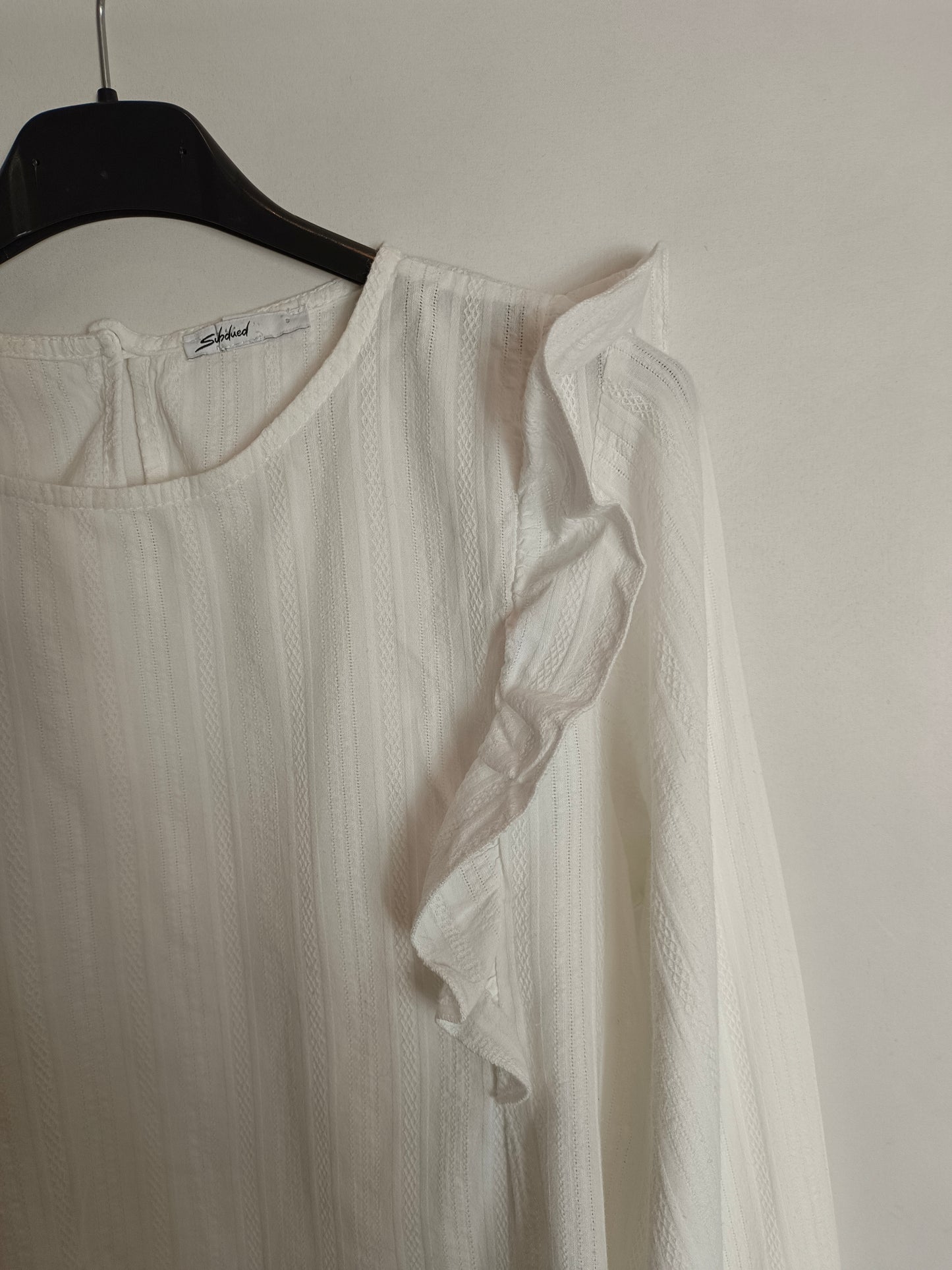 SUBDUED. Blusa blanca volantes T.36