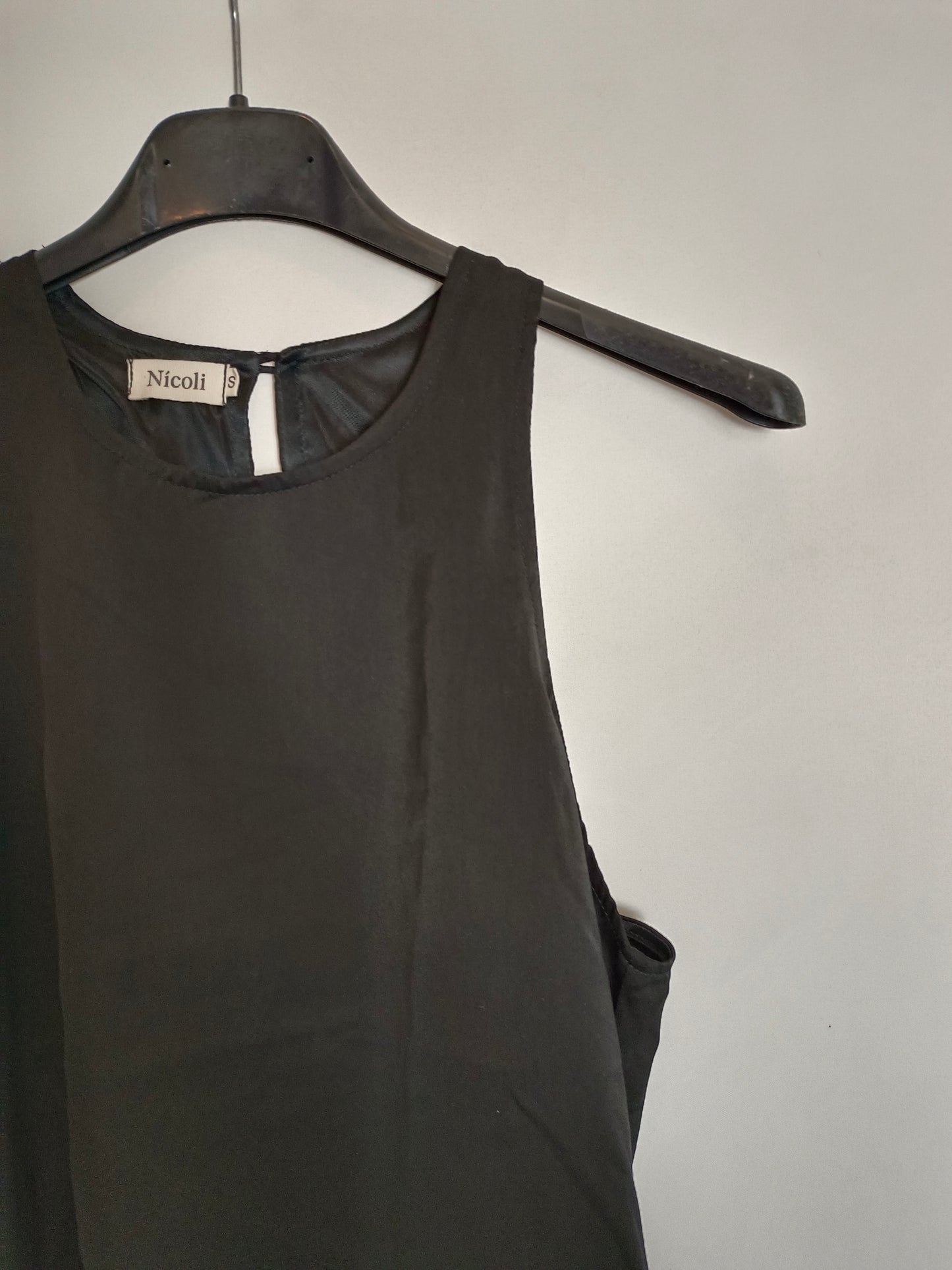 NICOLÍ. Top negros satinado T.s