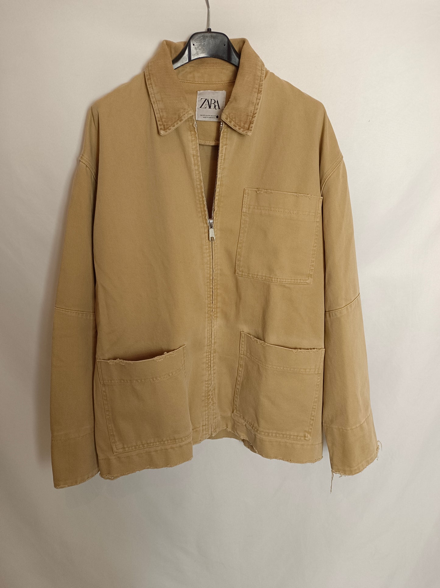 ZARA. Cazadora beige denim T.xs