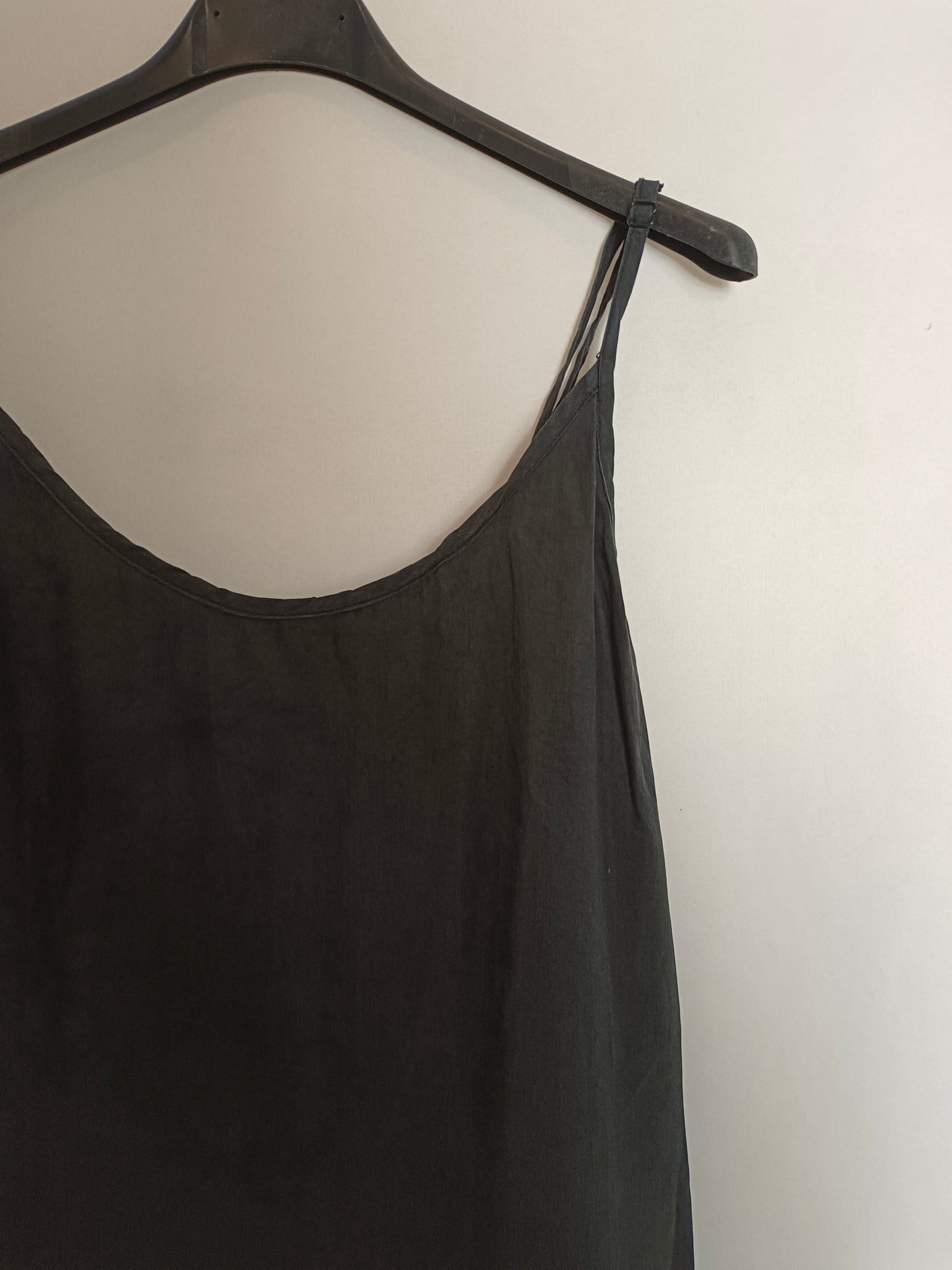 ZARA. Vestido midi gris oscuro T.xs