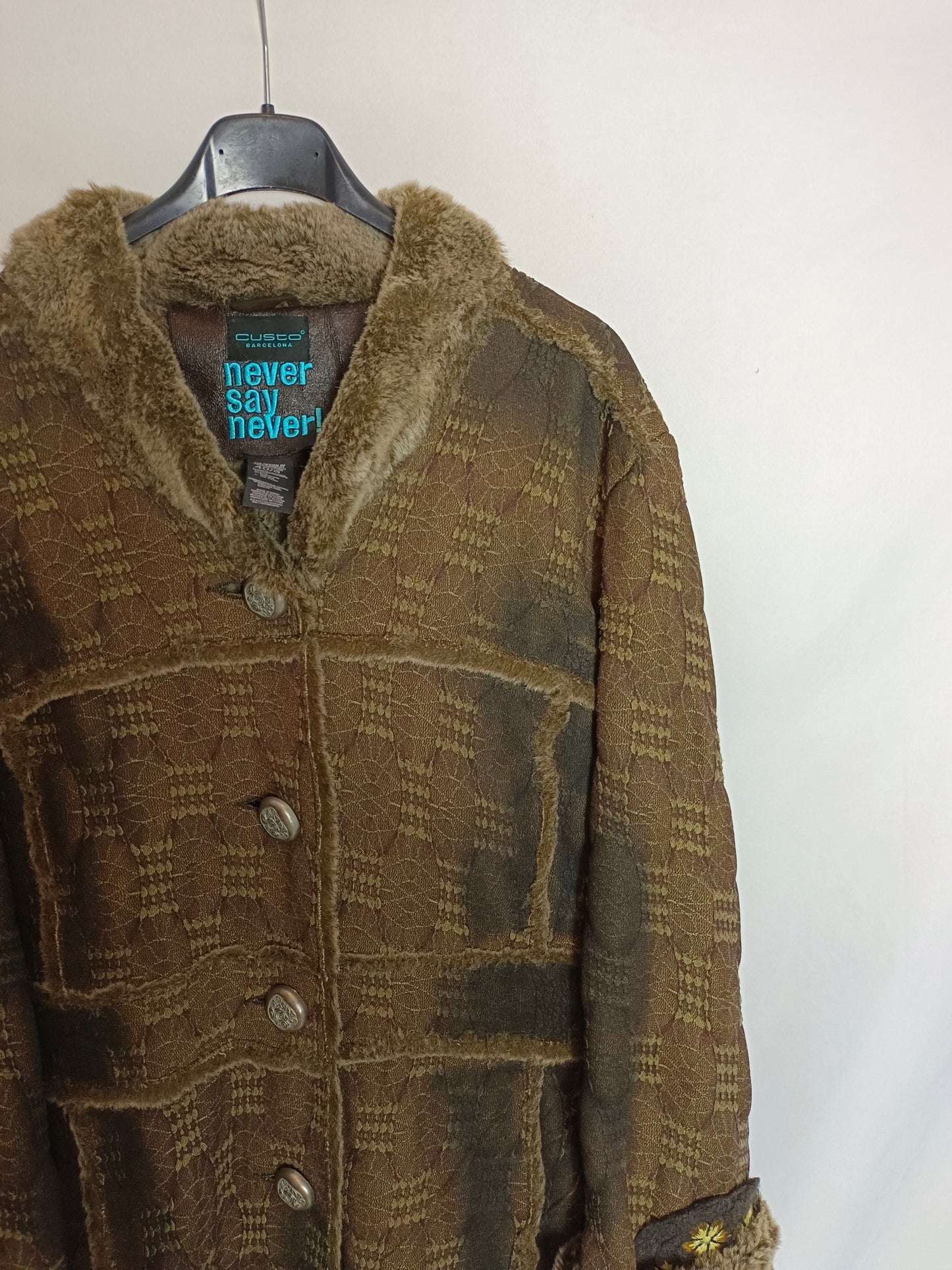 CUSTO. Abrigo marón bordado T.40