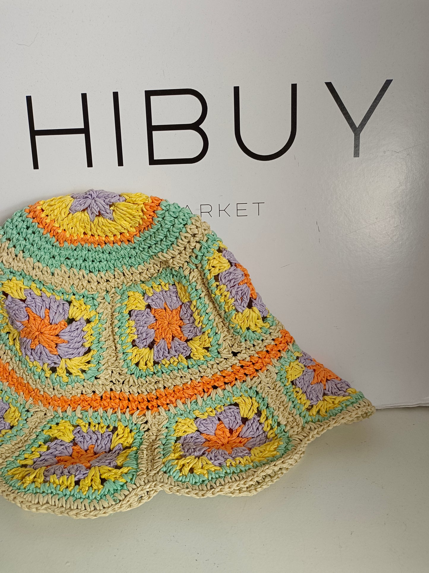 PULL&BEAR. Gorro croché  flores