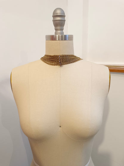 OTRAS. Collar abierto detalle cadenas