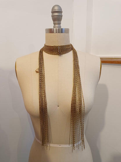 OTRAS. Collar abierto detalle cadenas