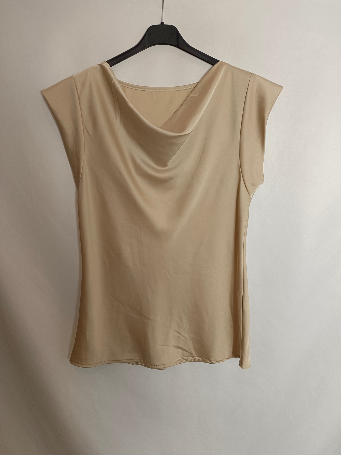 OTHERS. Flowy beige blouse Tu(m)
