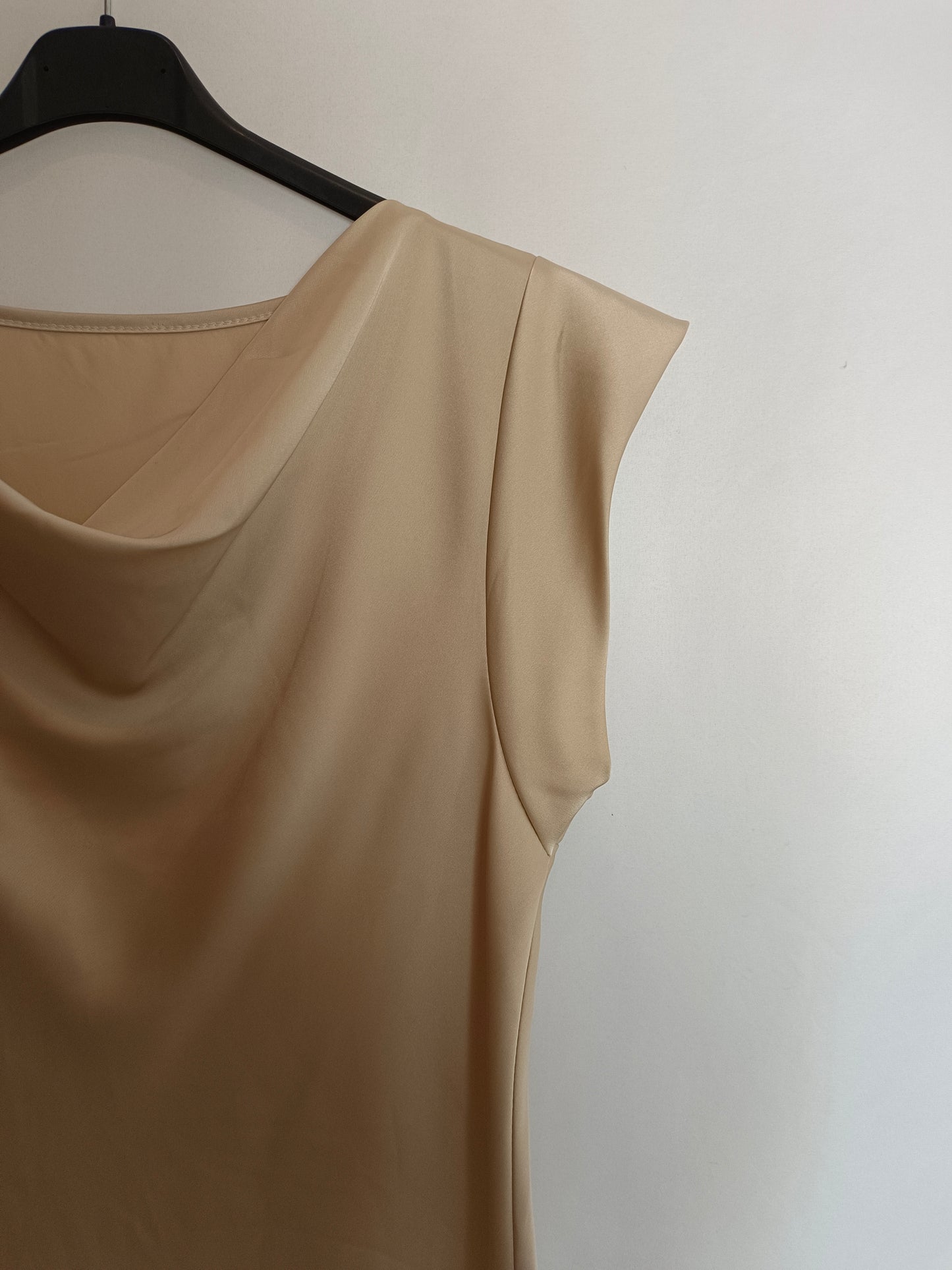 OTHERS. Flowy beige blouse Tu(m)