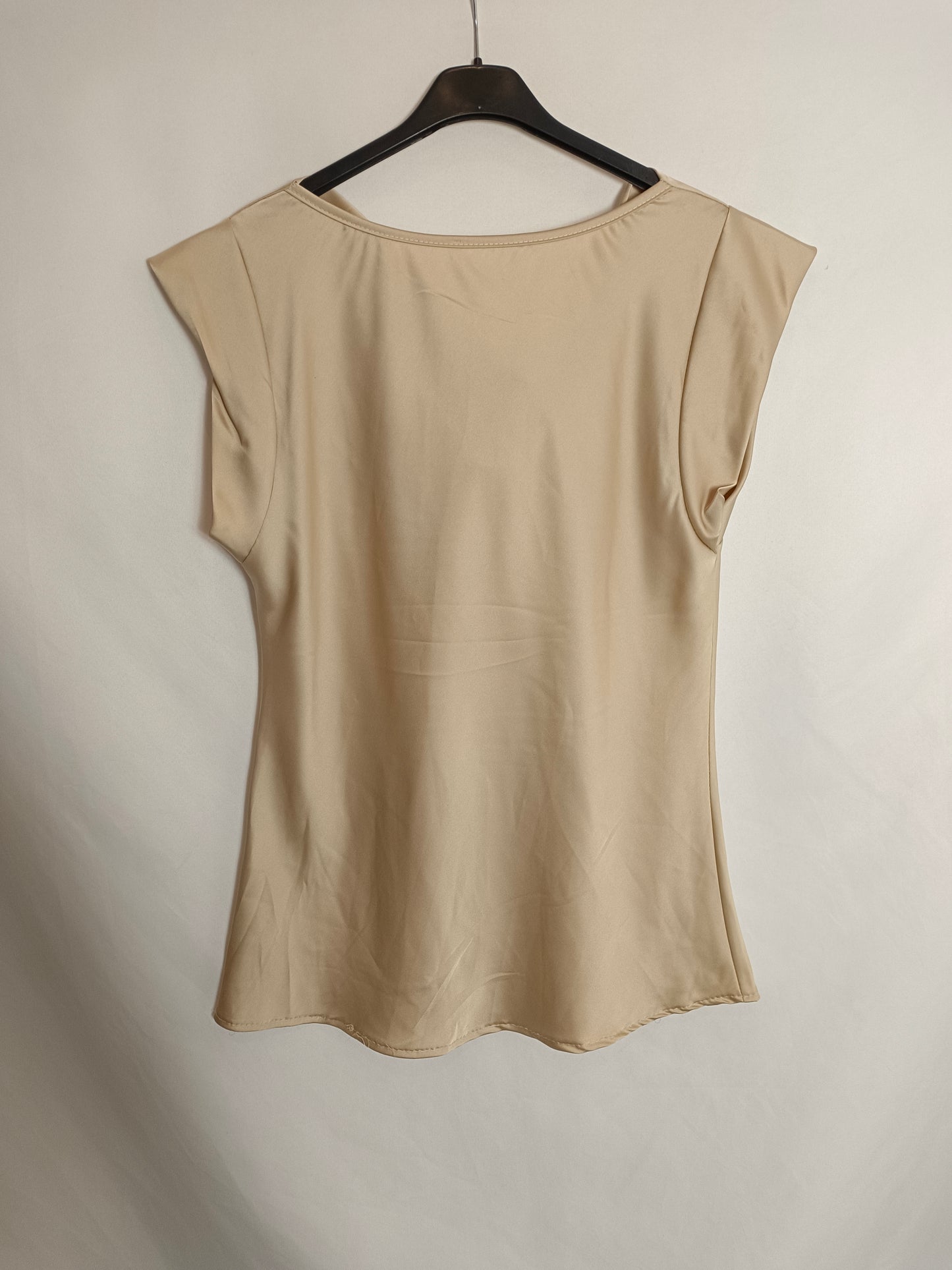 OTHERS. Flowy beige blouse Tu(m)
