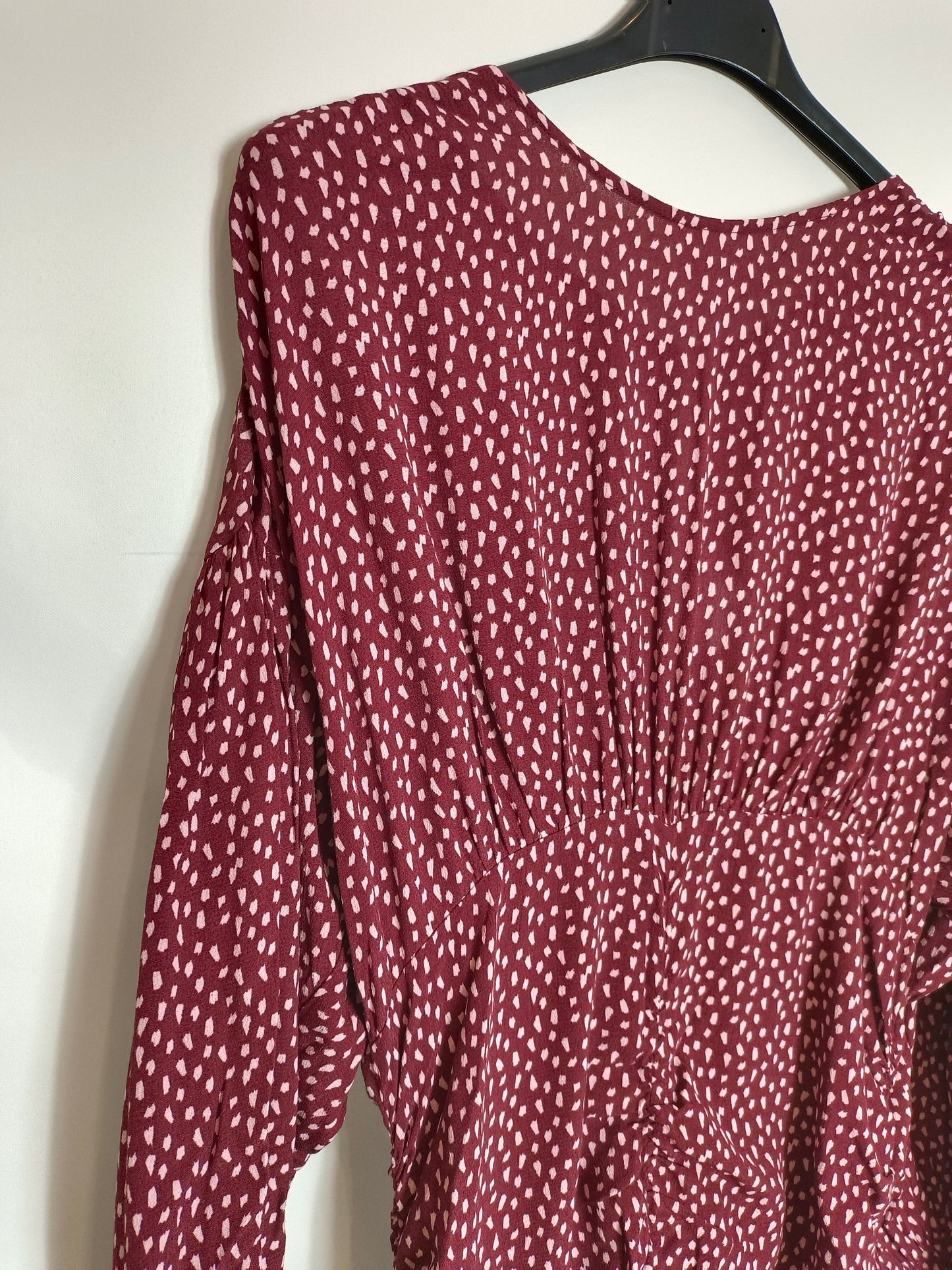 ZARA. Vestido burdeos fruncido T.m