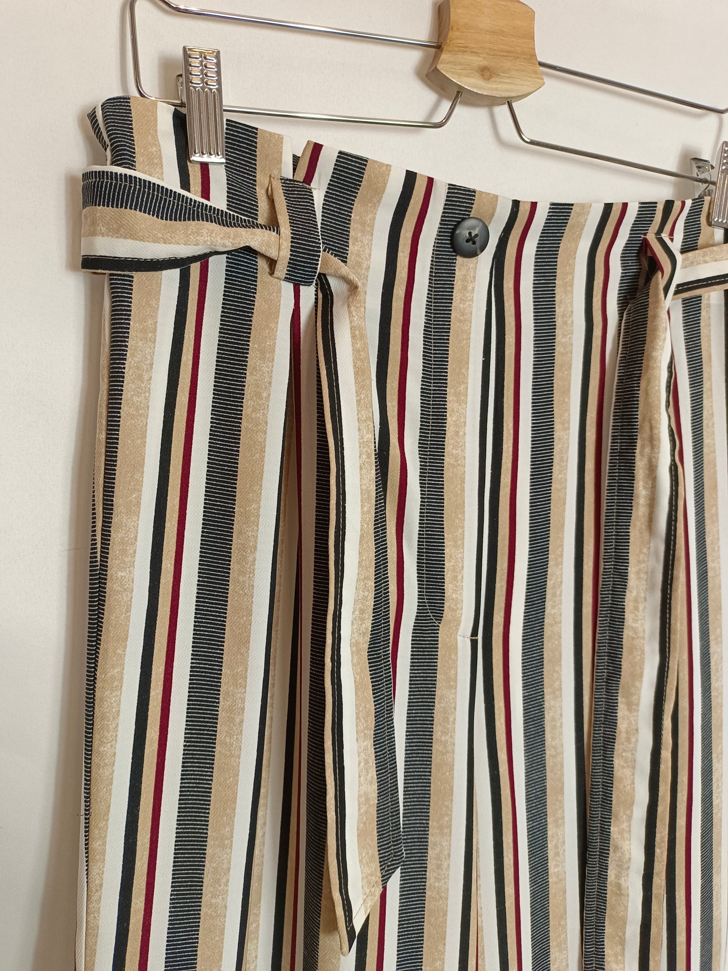 STRADIVARIUS. Pantalón culotte rayas T.m