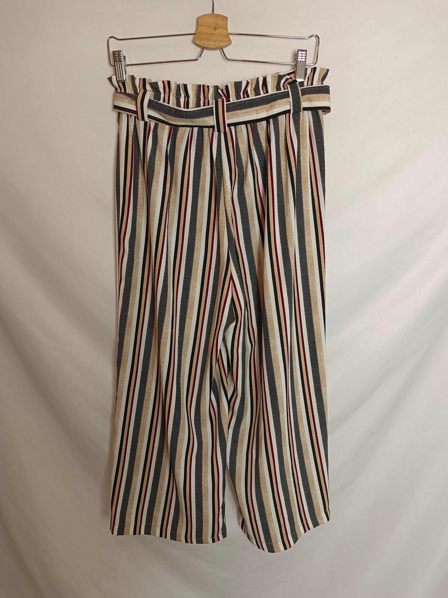 STRADIVARIUS. Pantalón culotte rayas T.m