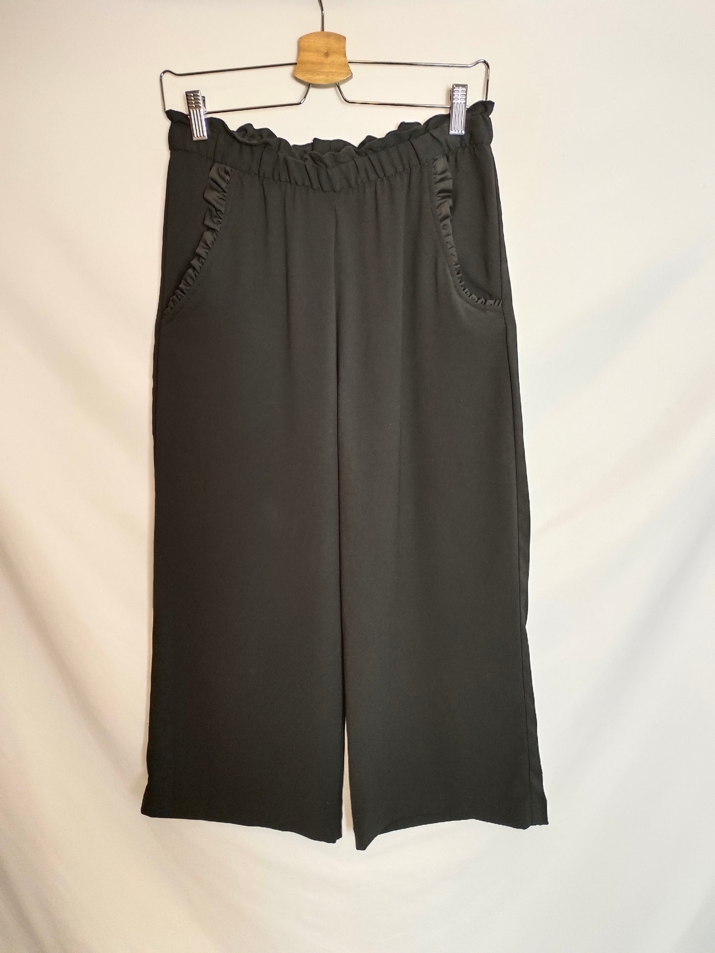 H&amp;M. Black fluid trousers S.38